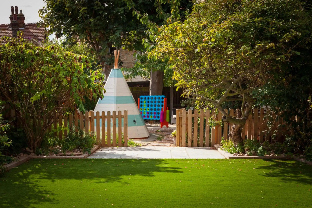 Sea Glimpses with garden, beachhut, parking