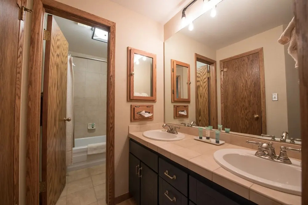 Lovely Modern Plaza Condo - No Cleaning Fee! by RedAwning