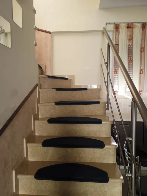 Bussiness Maisonette Getaway 5 min From the Beach