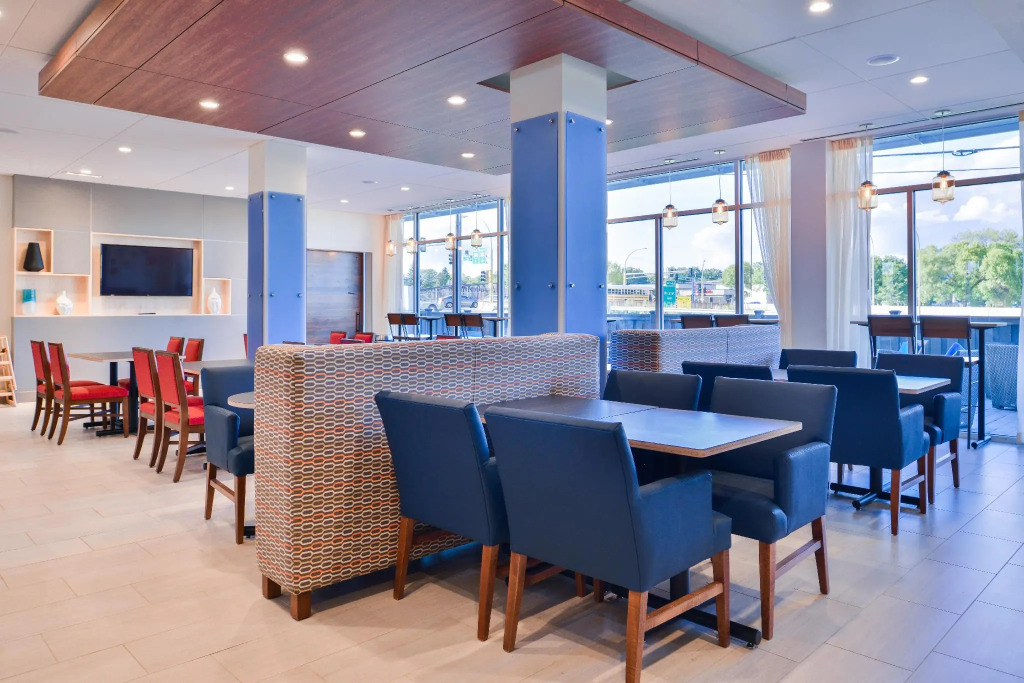 Holiday Inn Express & Suites Mall of America - MSP Airport by IHG