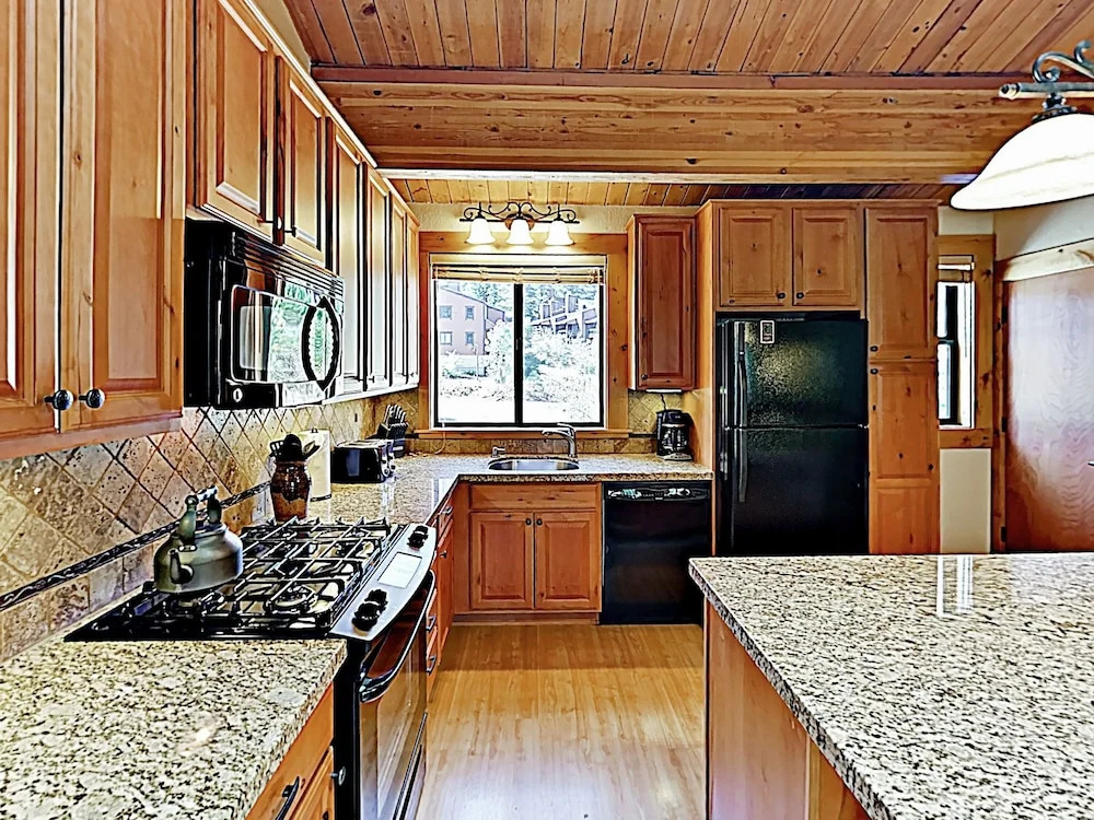 New Listing! Creekside Townhome Near Northstar Townhouse