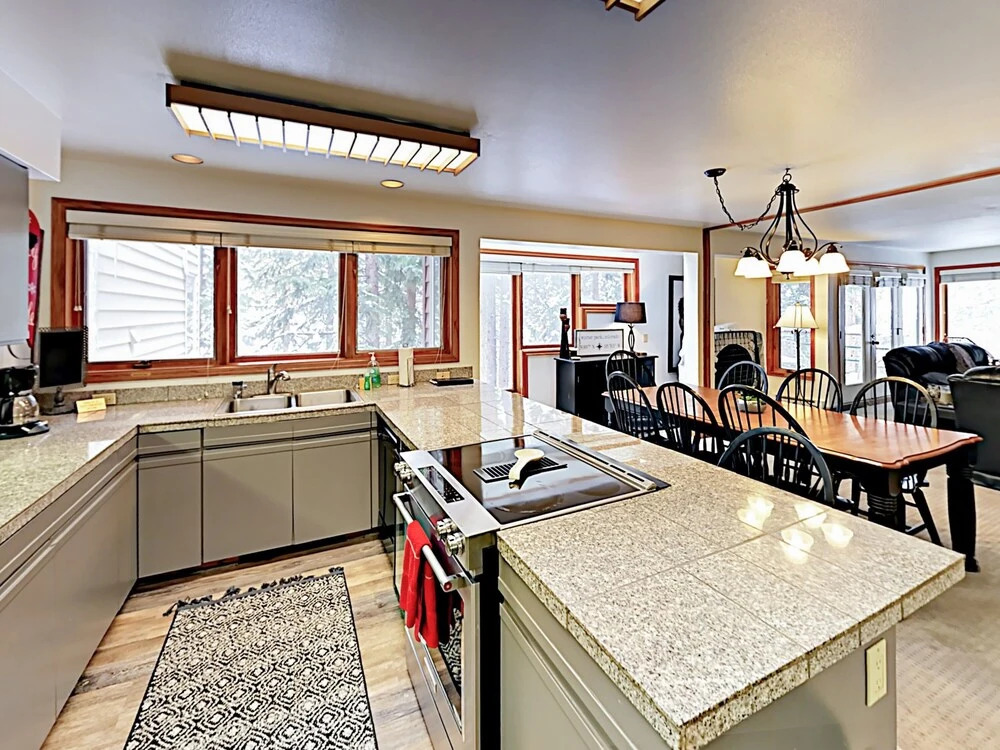 Sophisticated Ski-in/ski-out W/ Balcony & Fireplace 2 Bedroom Condo