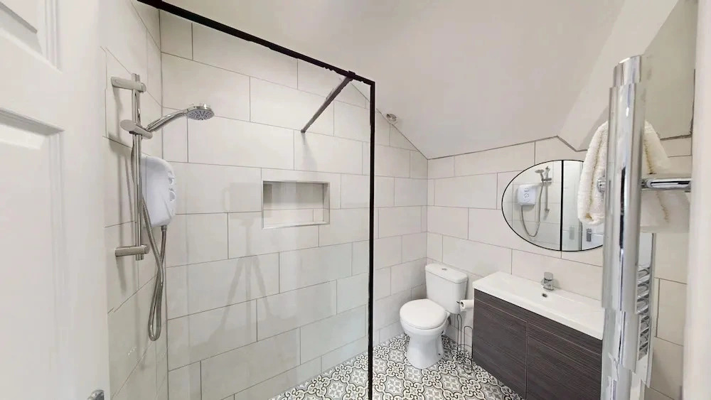 5 TVs 10 Mins to City 2 Showers Parking