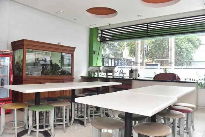 Reddoorz Plus Near Alun Alun Malang
