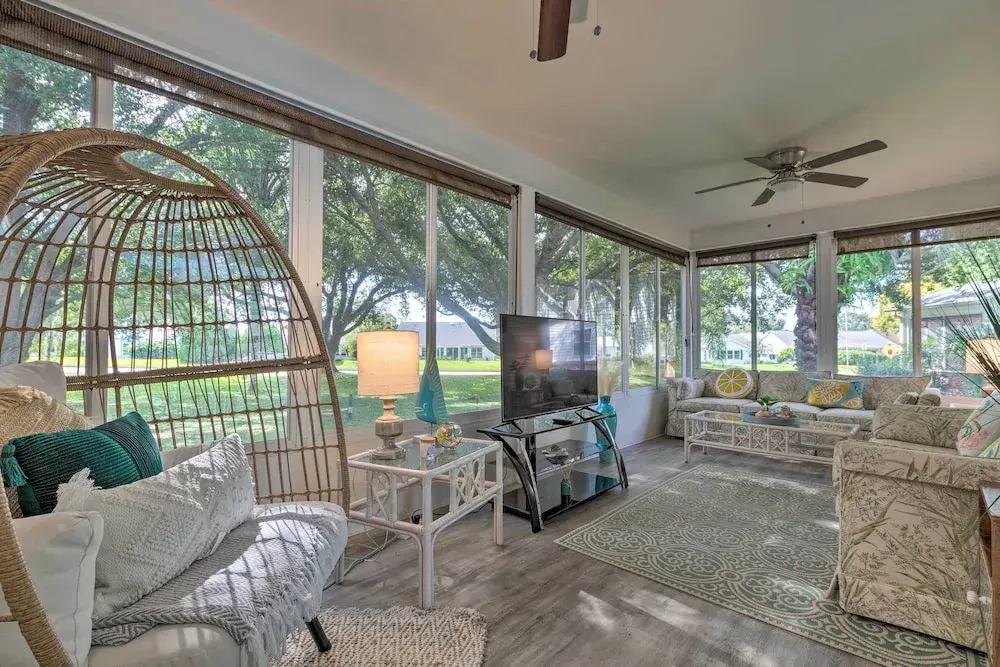 Inviting Lady Lake House In the Village!