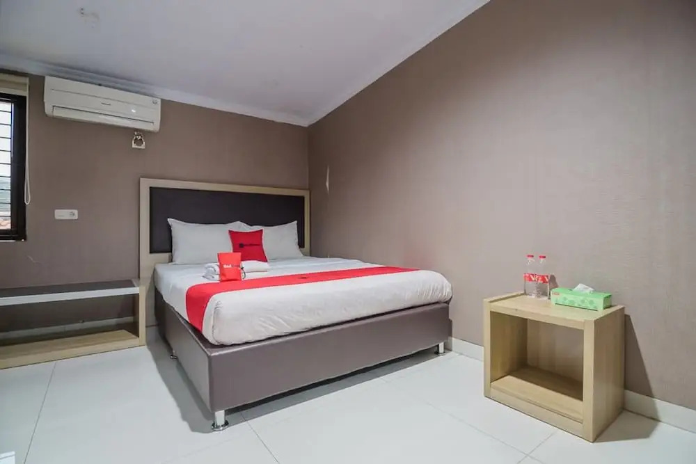 RedDoorz Plus near Lippo Cikarang Mall