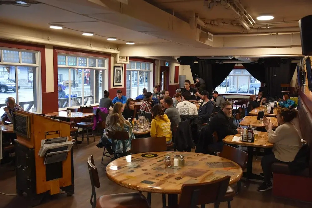 PARTY HOSTEL - The Canmore Hotel Hostel