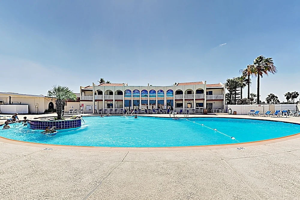 Bayside Getaway: Pools, Tennis, Golf, Private Dock 1 Bedroom Home
