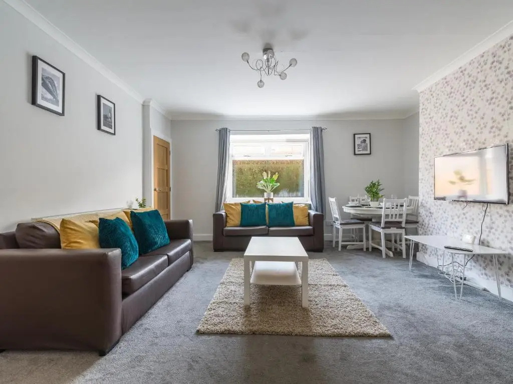 Chestnut House - Sleeps 4 - Pet friendly - Parking