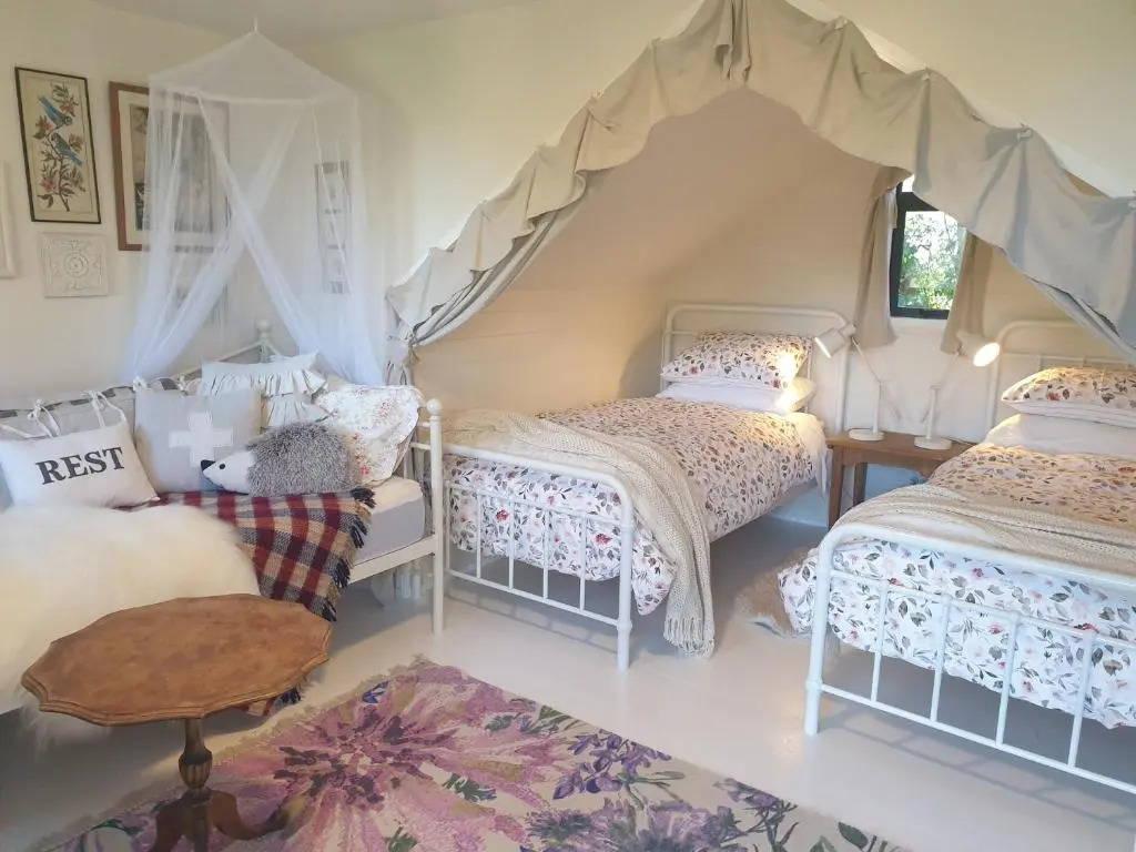 Cabins on Tudor bed & breakfast