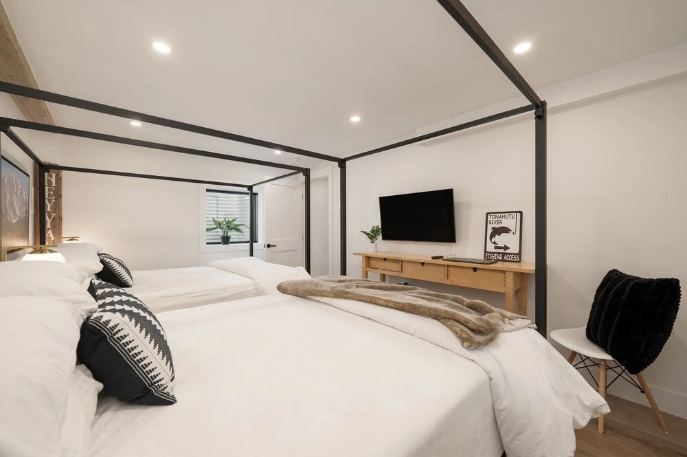 Ski Shores 3 Bedroom Cabin by RedAwning