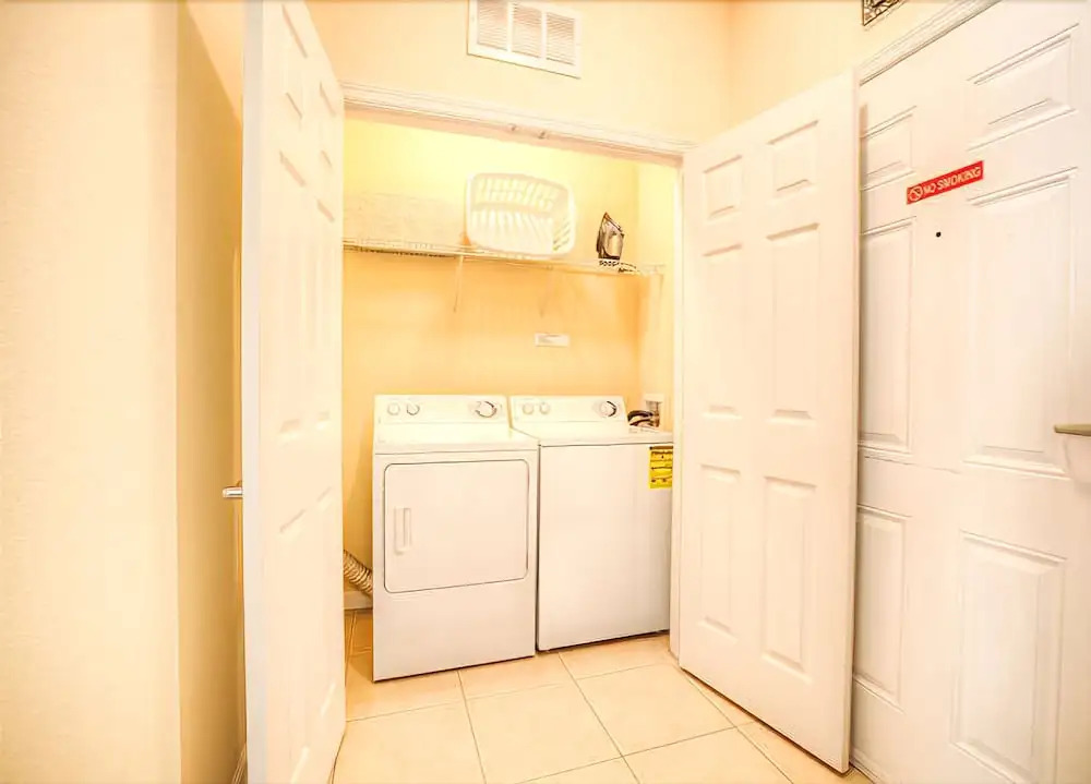 Gorgeous Top-Floor Condo w Private Balcony