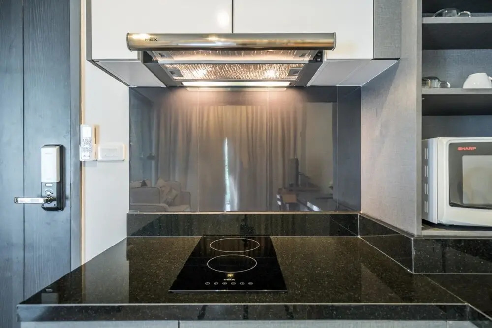 D189 - Convenient Apartment in The Deck Condo Pool gym and Laundry Room