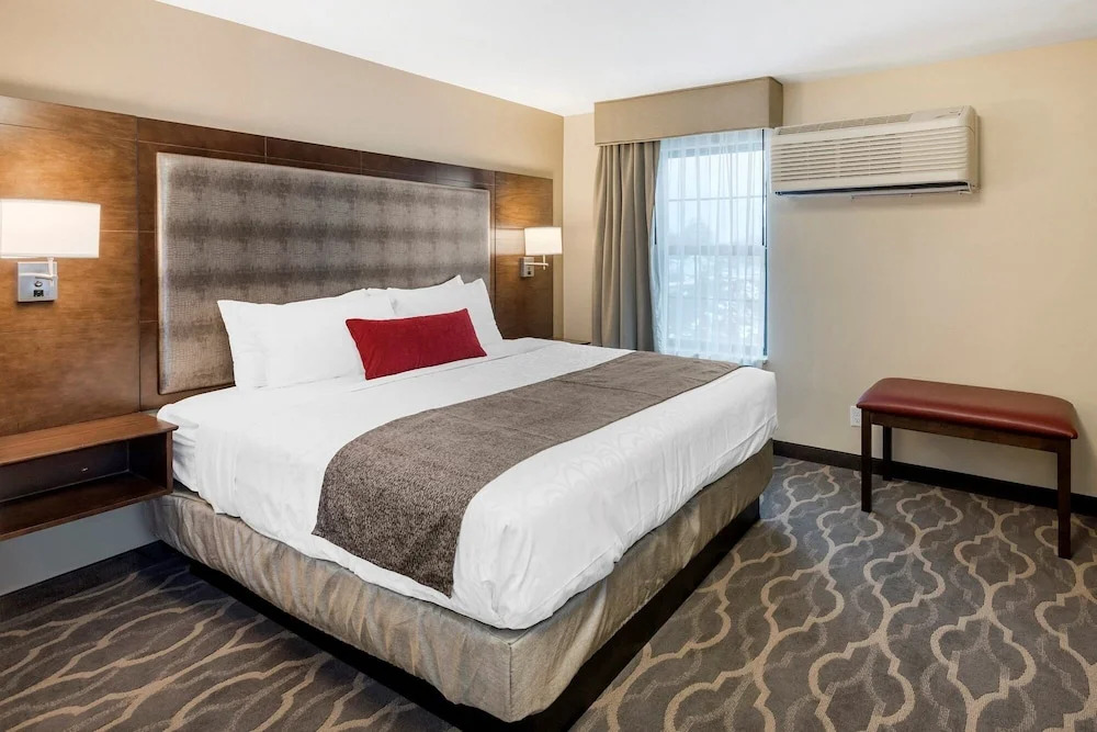 Best Western Plus Grand Castle Inn & Suites