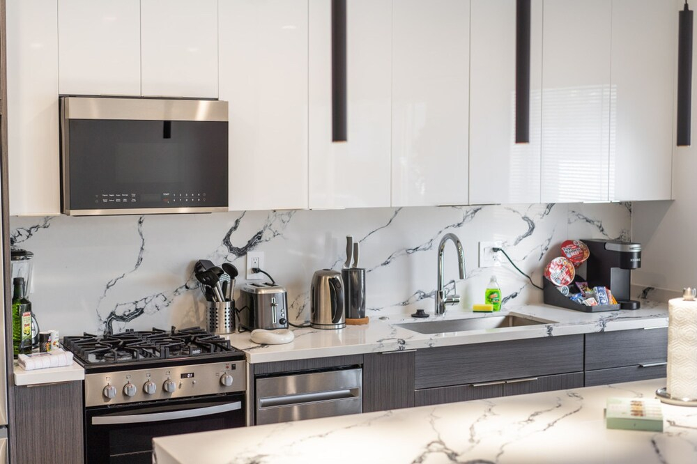 Toluca Lake Modern 1BR Fully Renovated Remodeled in 2023 w Ev-charger p70