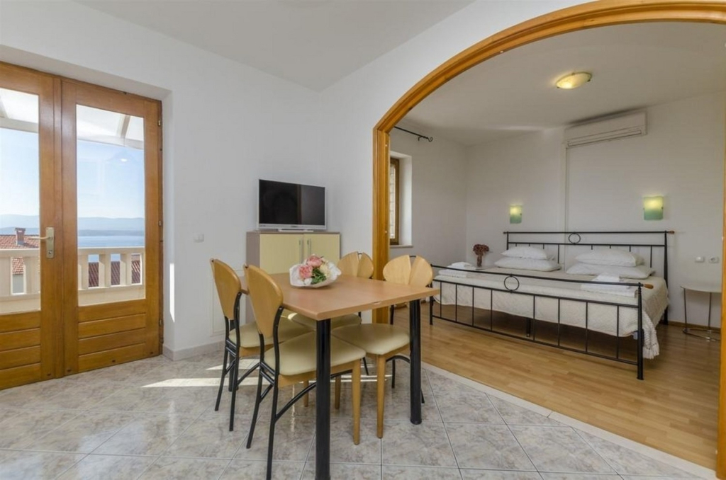 Apartment Lemar - parking and barbecue: A2 ANTIQUE Bol, Island Brac