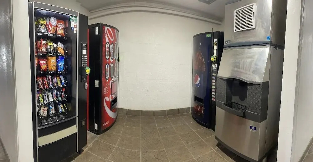 Regal 8 Inn & Suites