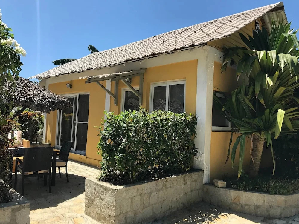 Wonderful Poolside Bungalow Perfect for 2 People