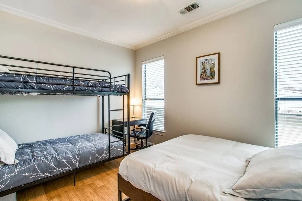 Stunning Oak Lawn Townhouse Close to everything