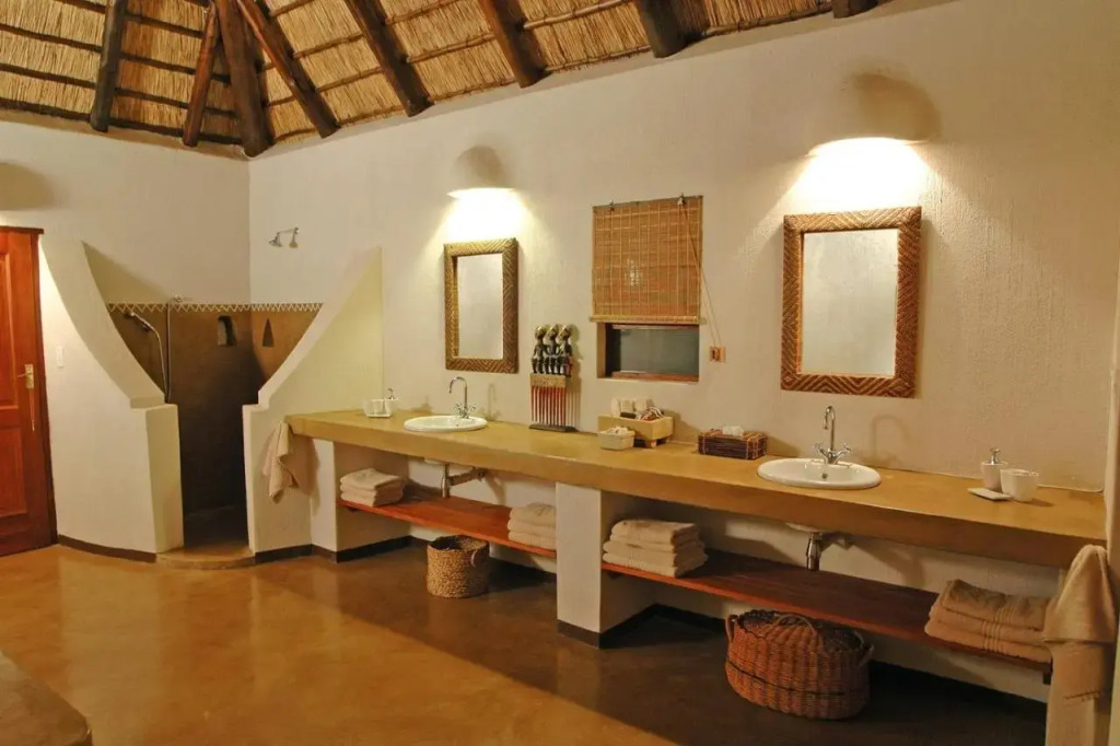 Nyati Safari Lodge