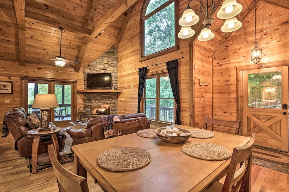 Luxe Blue Ridge Cabin Chasing Dreams w/ Hot Tub