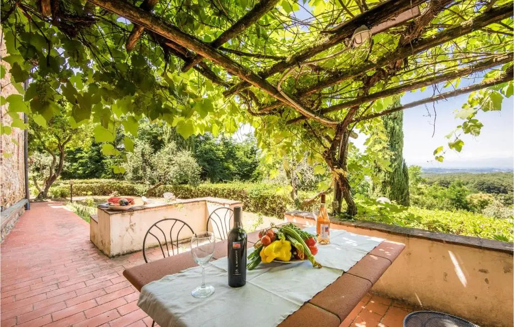 Beautiful apartment in Montaione with Outdoor swimming pool, WiFi and 2 Bedrooms