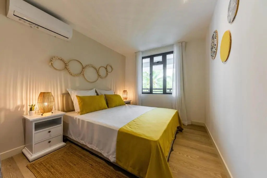 Les Cerisiers Beach Residence, Cosy and Modern 3 bedroom apartment located 50 metres from the beach and from all amenities and restaurants on the coastal road