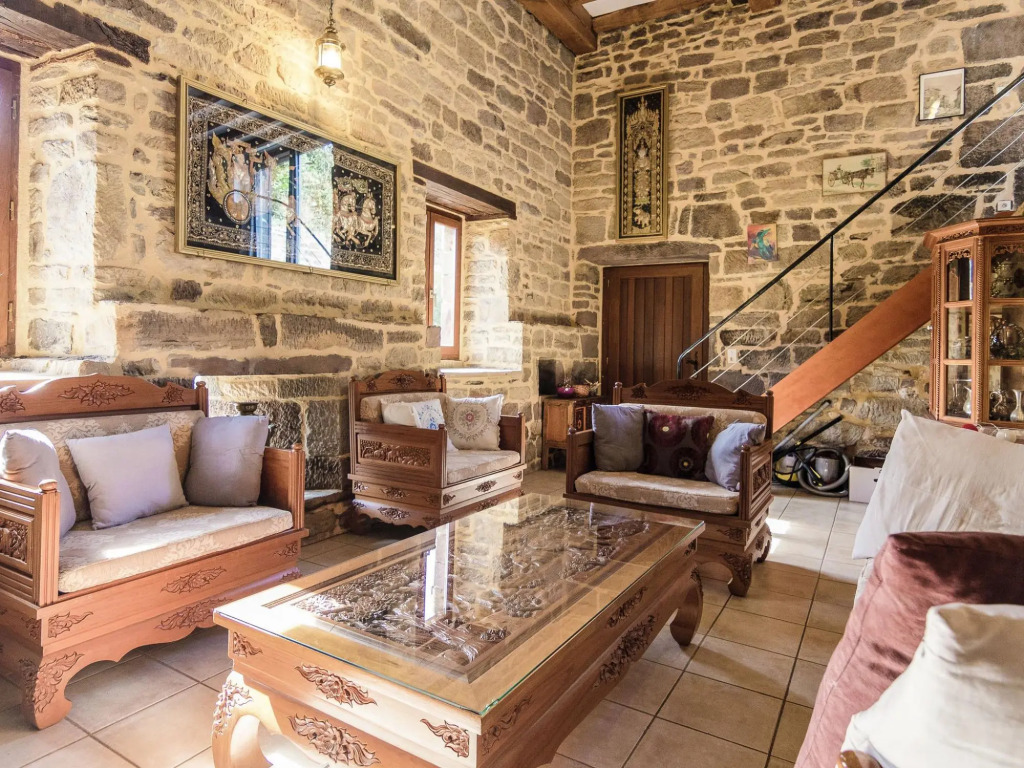 Villa with Pool & Views in Sérilhac