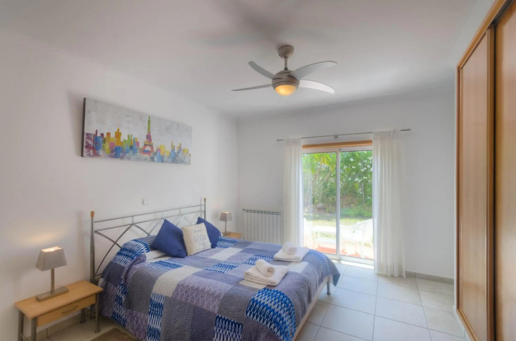 Villa Montanha, 4 Bedroom Villa, with swimming pool, loungers and alfresco dining, 10 min walk to the beautiful Praia da Luz Beach, Shops, Bars and Restaurants