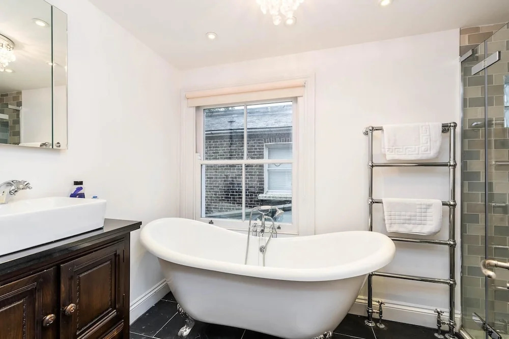 Stunning Spacious 4BD House With Garden - Sleeps 8