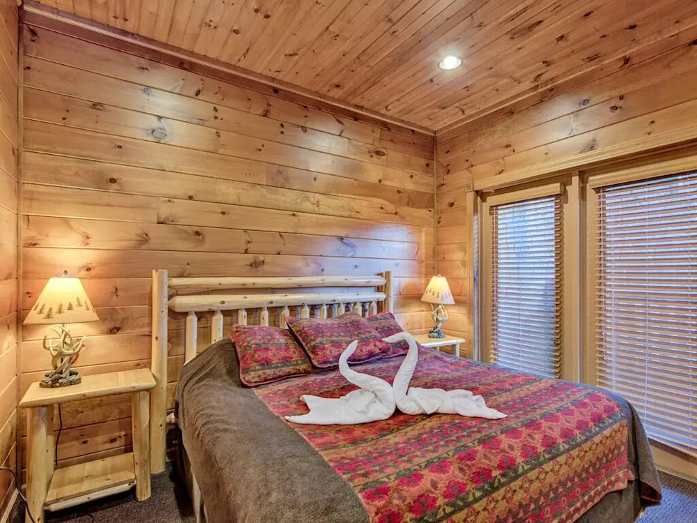 The Great Escape II 5 Bedroom Mountain View Home with Hot Tub
