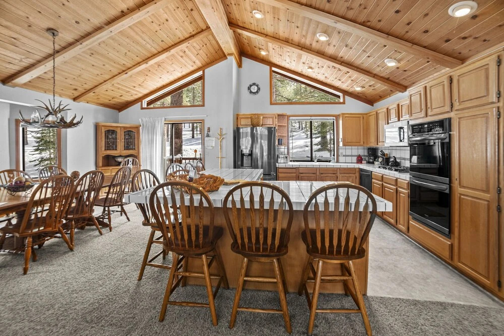 4 Bedroom Home with Hot Tubnd Ski Access by RedAwning