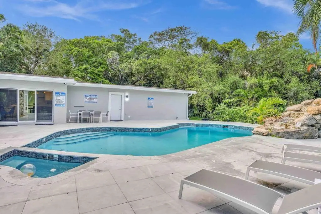 Rare Hidden Getaway Heated Pool 1.5 acres! Sleeps 16
