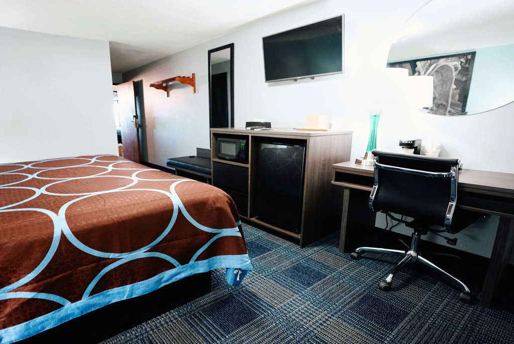 Super 8 by Wyndham Pueblo