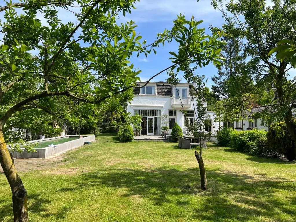 Tiny house in tuin van de statige villa Mariahof