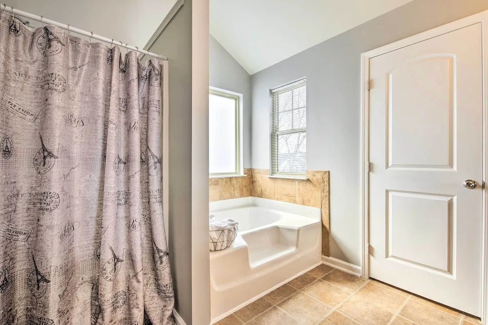 Suburban Atlanta Vacation Home ~ 3 Mi to Airport