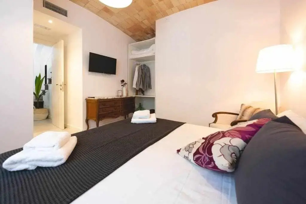 Newly renovated room w Pool & BikeParking
