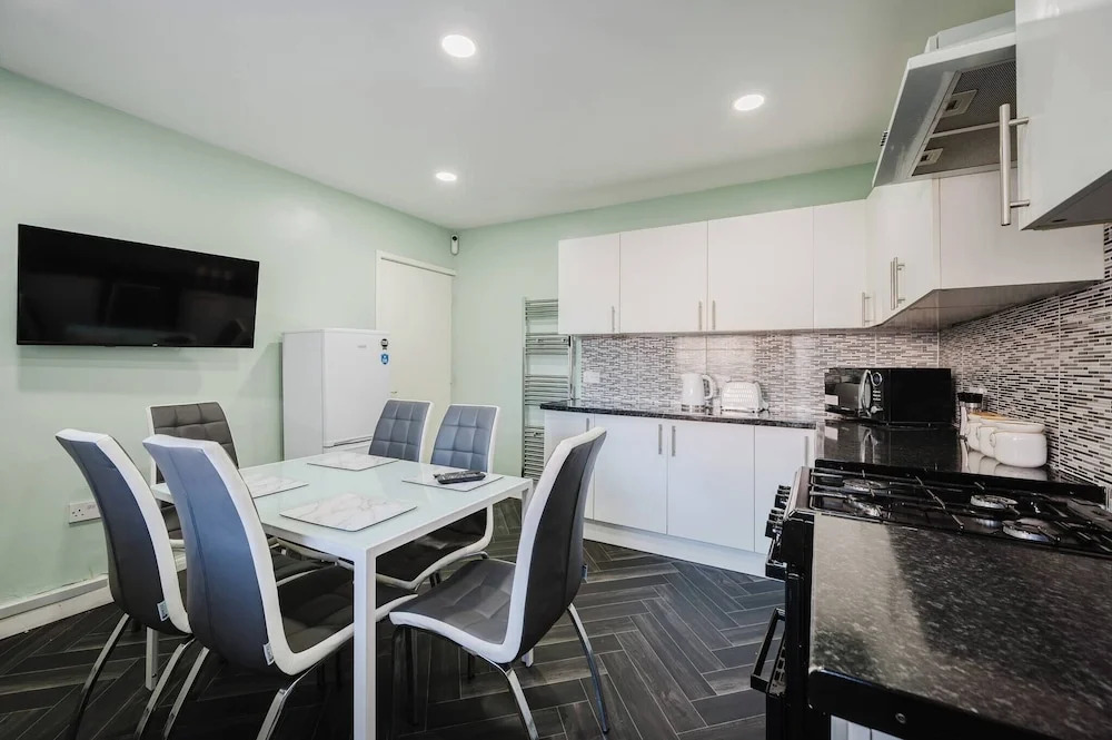 6-bed Manchester Holiday