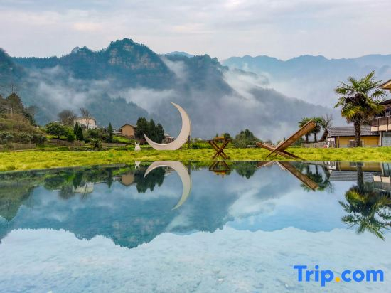 Yuezhu｜Peak Clouds & Arcadian Courtyard.Avatar Mountains ,3-min walk to the  Zhangjiajie Forest Park