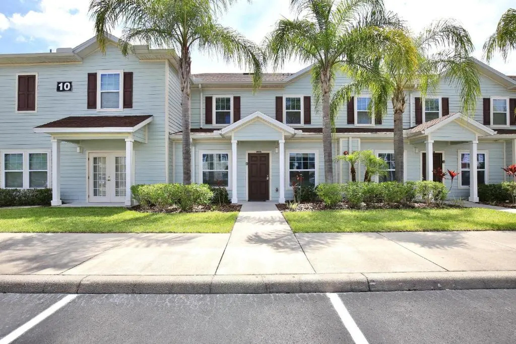 3 Bedroom townhouse in gated community with gym and pool 10 min to Disney