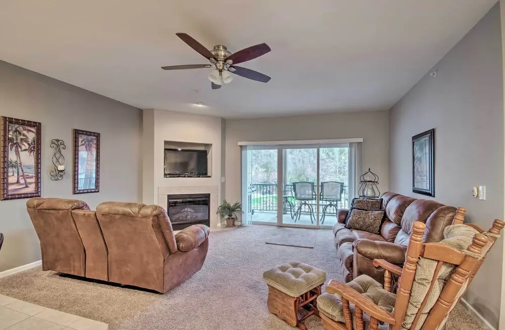 Lake-view Patio, Pool Table! Camdenton Family Unit