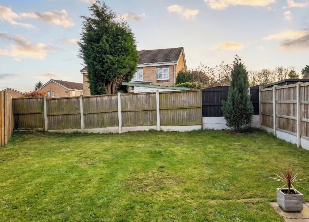 2 Bed House - Sleeps 4 - Parking - Pets - Garden