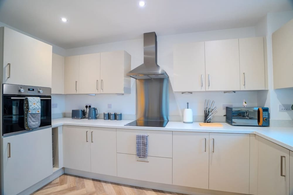 2 Bed Stylish Stay - By Holiday Homes