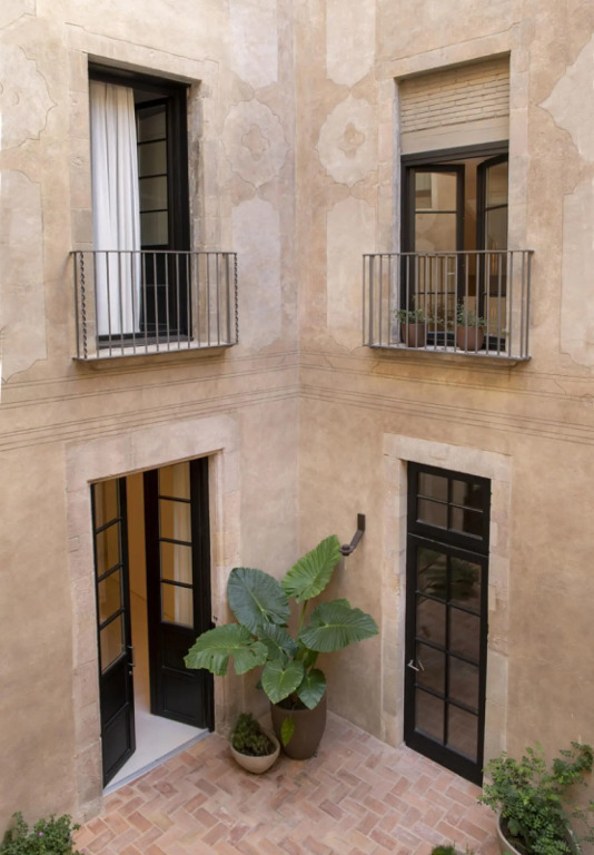 Distinguished apartment with 3 bedrooms, 3 bathrooms and a private terrace with sea views.