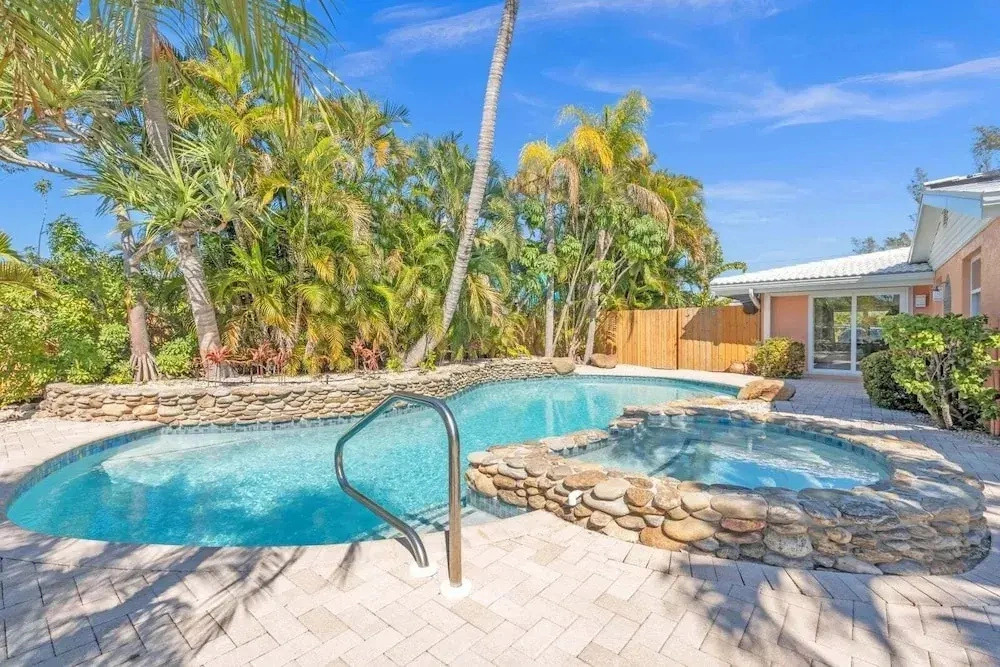 Lake By The Beach 2 Bedroom Home