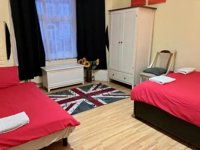 House for 10-11. Close to City and Excel. Free Parking.