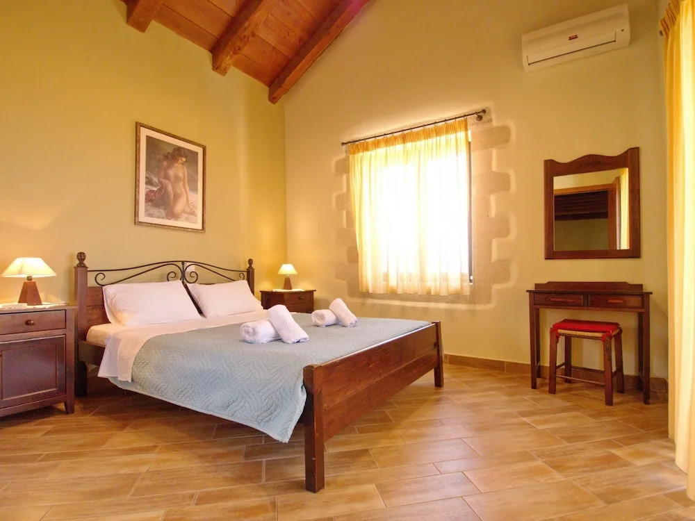 Villa Zara in Plaka With 3 Bedrooms and 3 Bathrooms