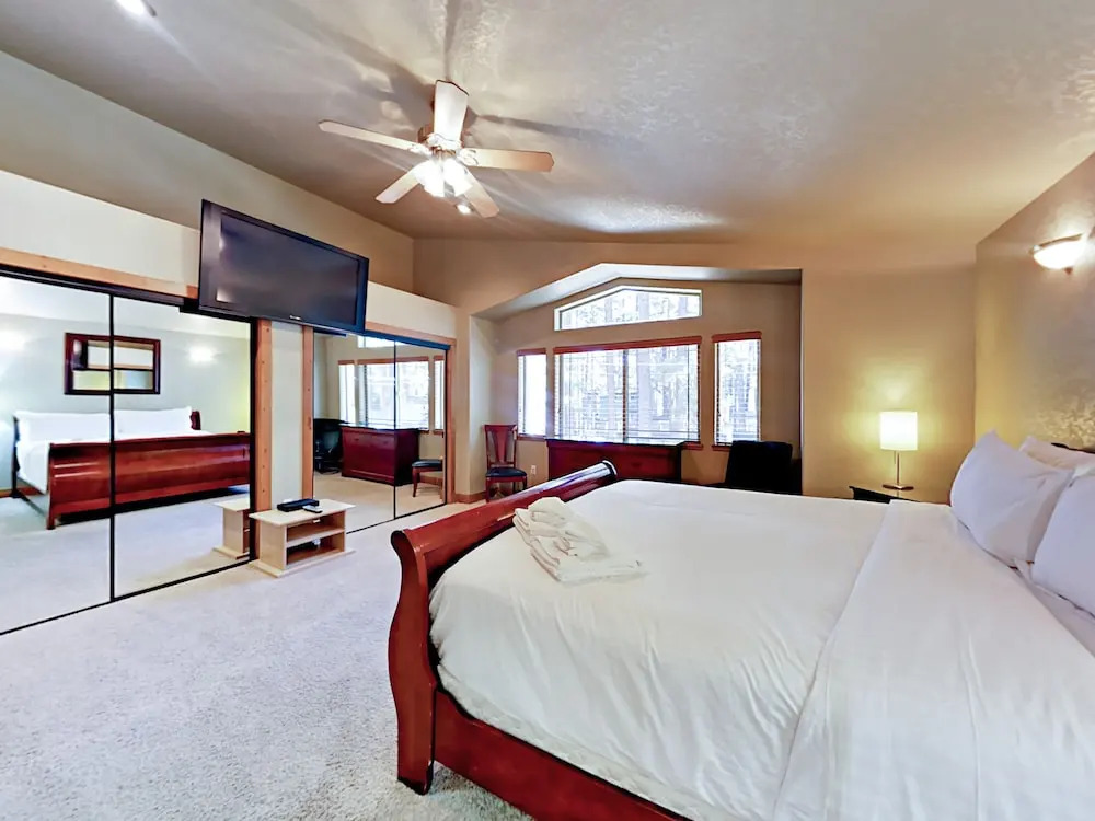 2275 Eloise Condo by RedAwning