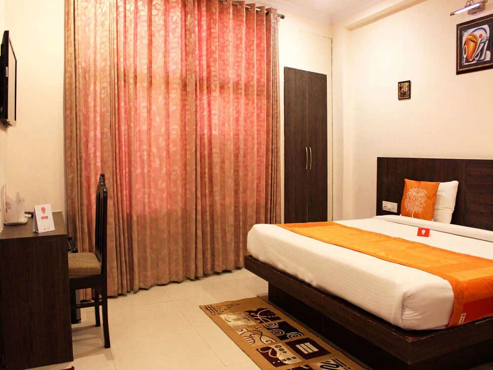 OYO 4471 Hotel Rajmahal