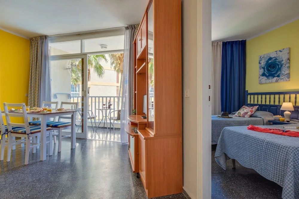 Y2F. Apartment with Pool View and next to the Beach!